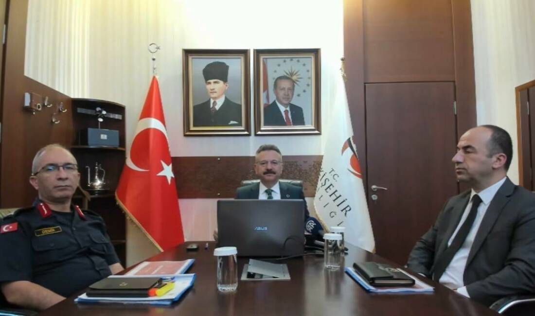’Mayıs Ayı Güvenlik Bilgilendirme Toplantısı’nda açıklamalarda bulunan Eskişehir Valisi Hüseyin