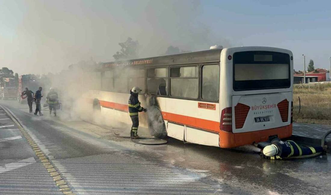 Eskişehir’de, körüğünün patlaması sonucunda yanmaya başlayan belediye otobüsünde bulunan 1