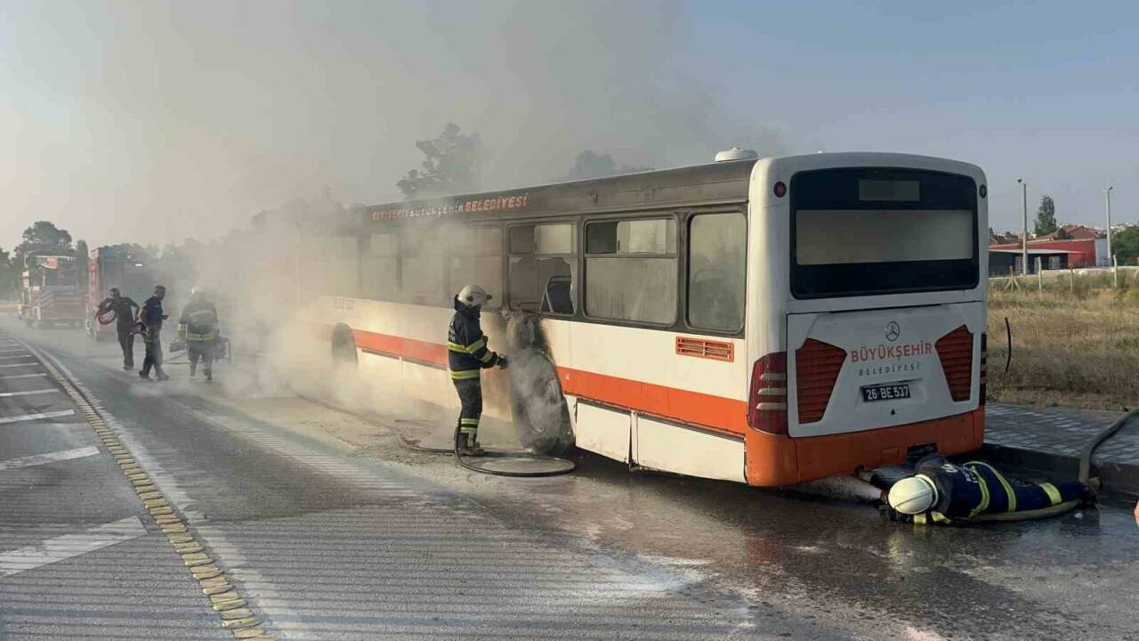 Eskişehir’de, körüğünün patlaması sonucunda yanmaya başlayan belediye otobüsünde bulunan 1
