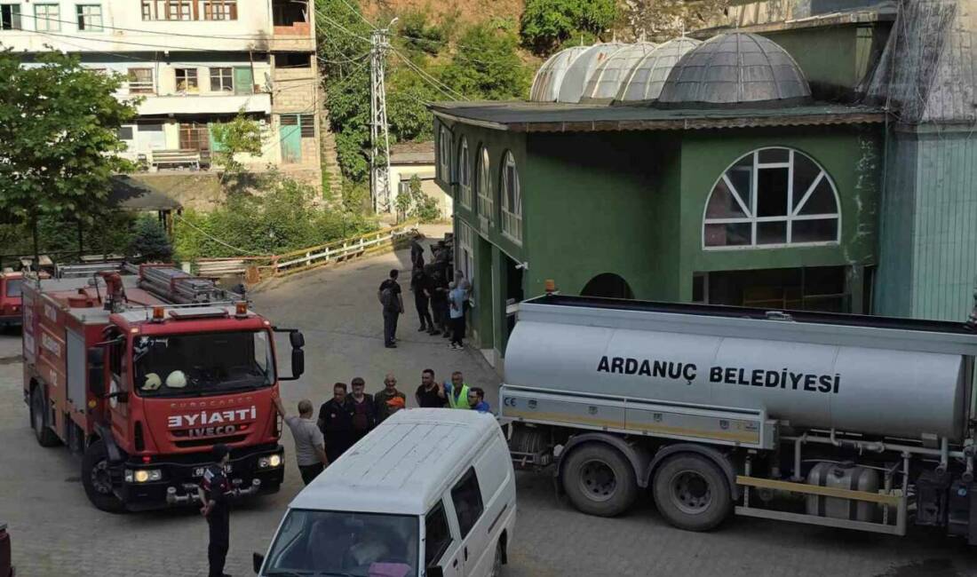 Artvin’in merkez ilçesine bağlı Ortaköy köyünde 3 katlı bir evde