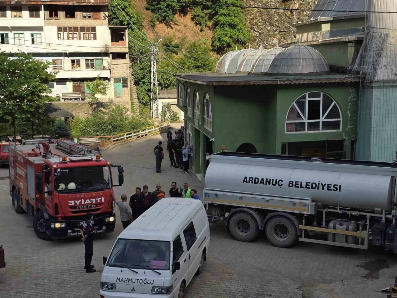 Artvin’in merkez ilçesine bağlı Ortaköy köyünde 3 katlı bir evde