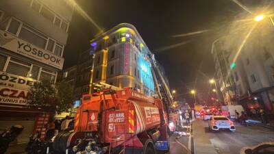 - Üst katlarda mahsur kalan 4 kişi itfaiye ekiplerince kurtarıldı