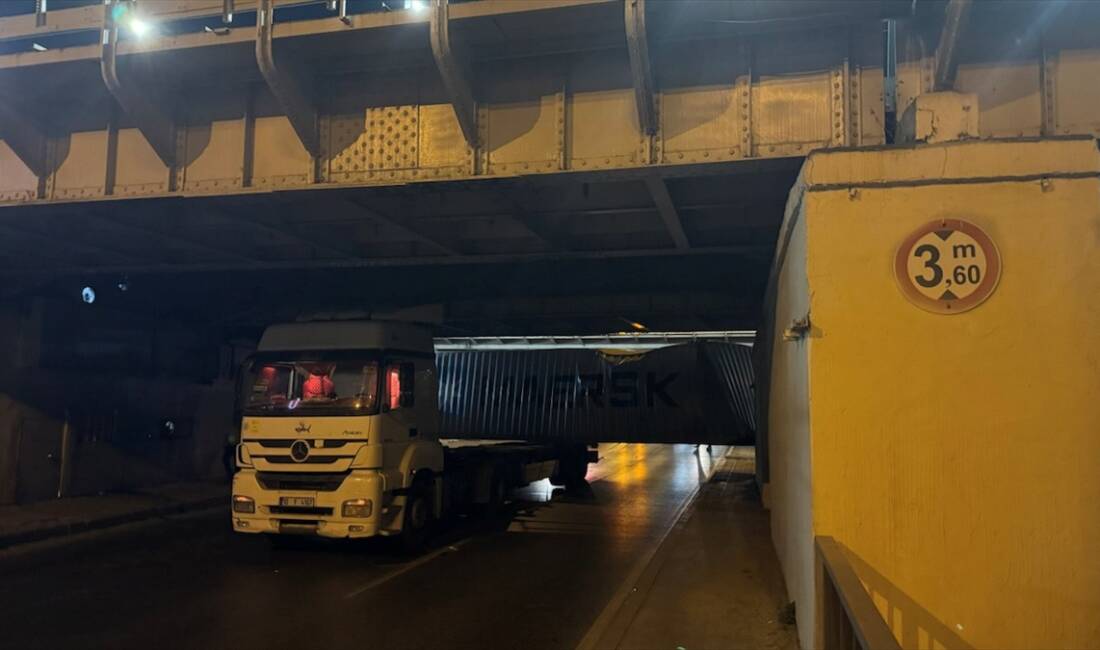 - Dorse üzerinde yan dönen konteyner yolun ulaşıma kapanmasına neden