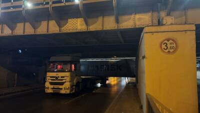 - Dorse üzerinde yan dönen konteyner yolun ulaşıma kapanmasına neden