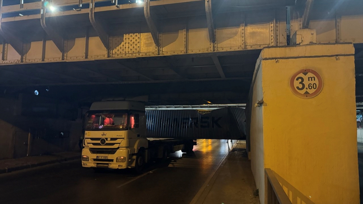 - Dorse üzerinde yan dönen konteyner yolun ulaşıma kapanmasına neden