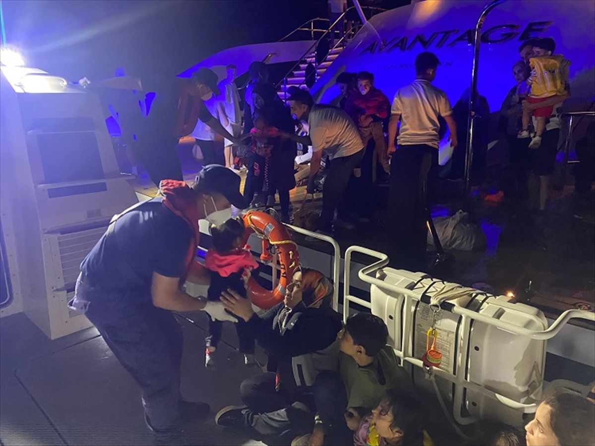 MUĞLA (AA) – Muğla’nın Fethiye ilçesi açıklarında sürüklenen lastik bottaki
