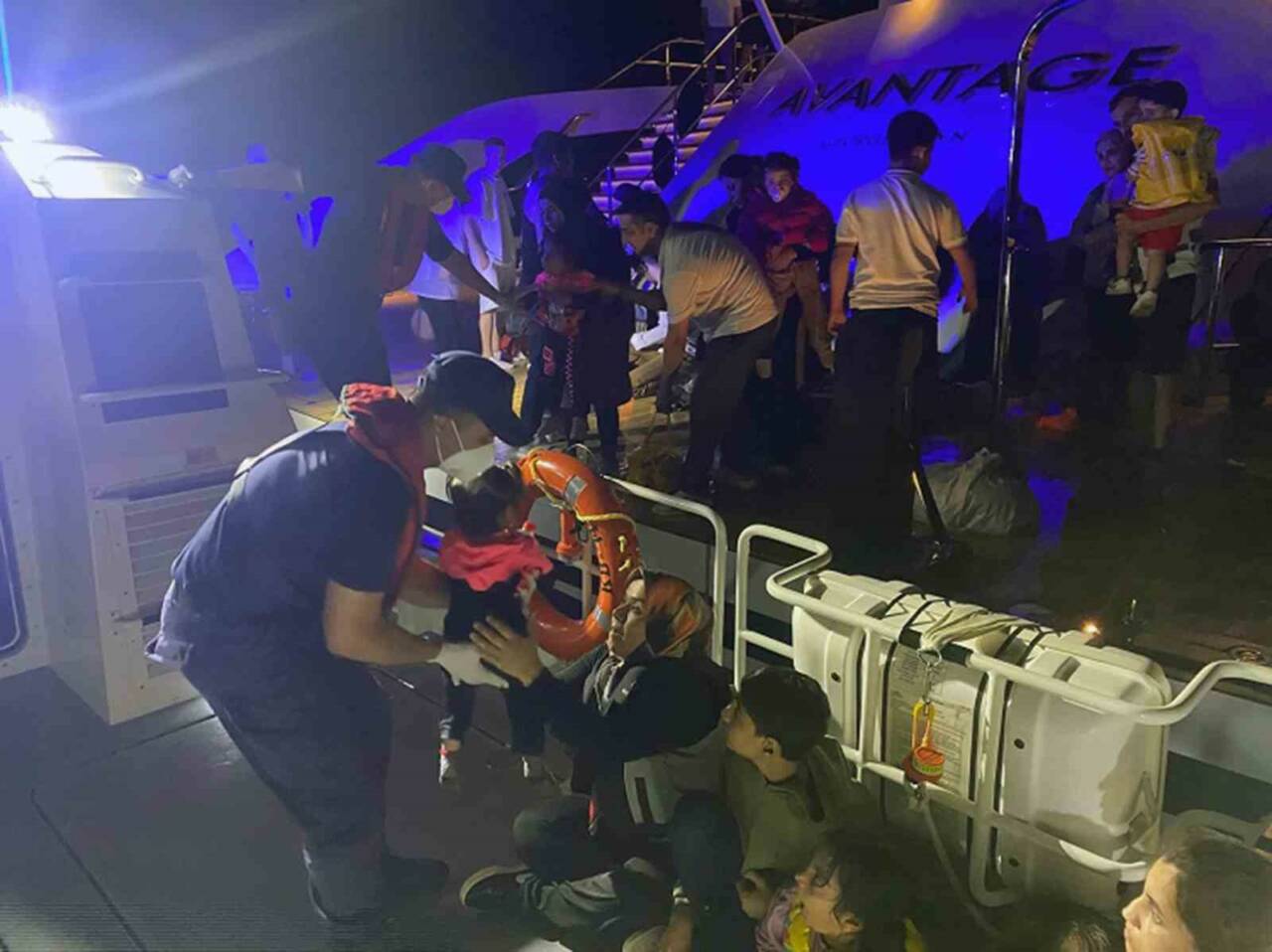 Muğla’nın Fethiye ilçesi açıklarında bindikleri lastik botun arızalanması üzerine sürüklenen