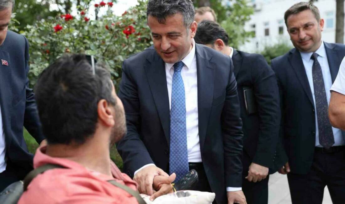 Samsun’da Gazze’ye yardım amacıyla çorap satan engelli bir vatandaş ile