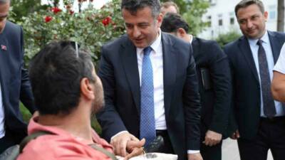 Samsun’da Gazze’ye yardım amacıyla çorap satan engelli bir vatandaş ile