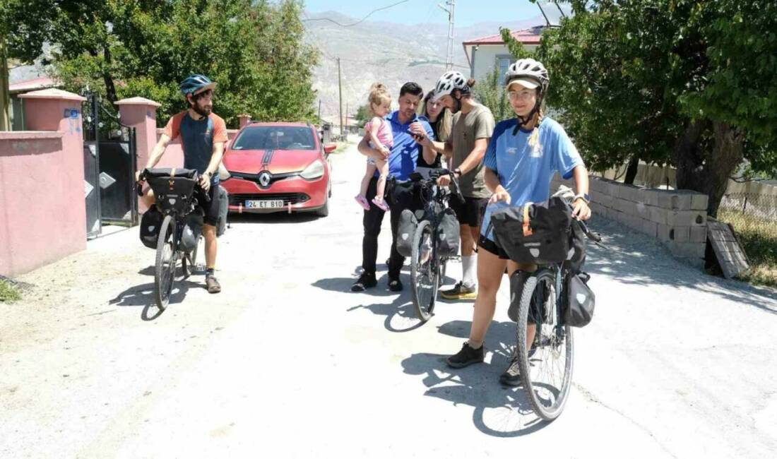 Fransa’dan bisikletle yola çıkan 3 Fransız, Erzincan’da misafir edildikleri evde