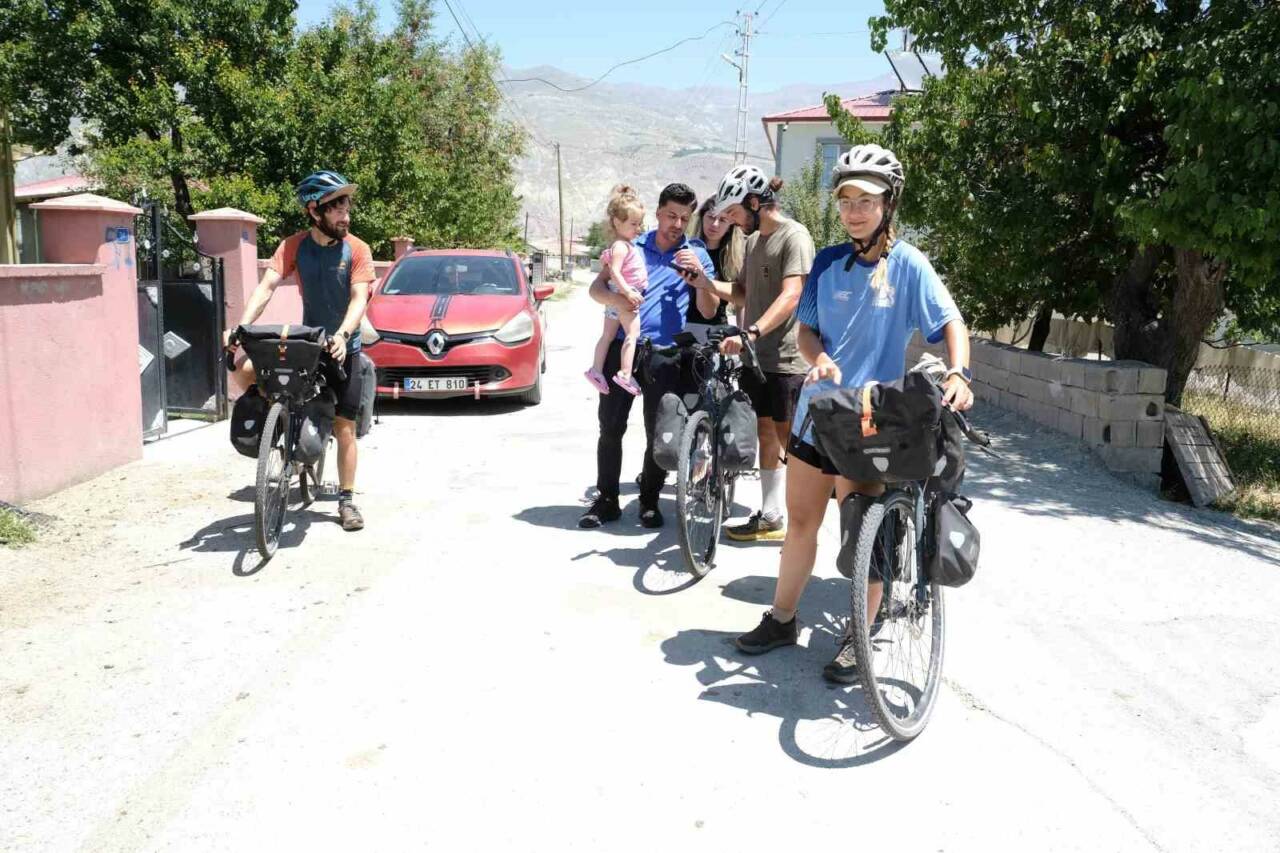 Fransa’dan bisikletle yola çıkan 3 Fransız, Erzincan’da misafir edildikleri evde