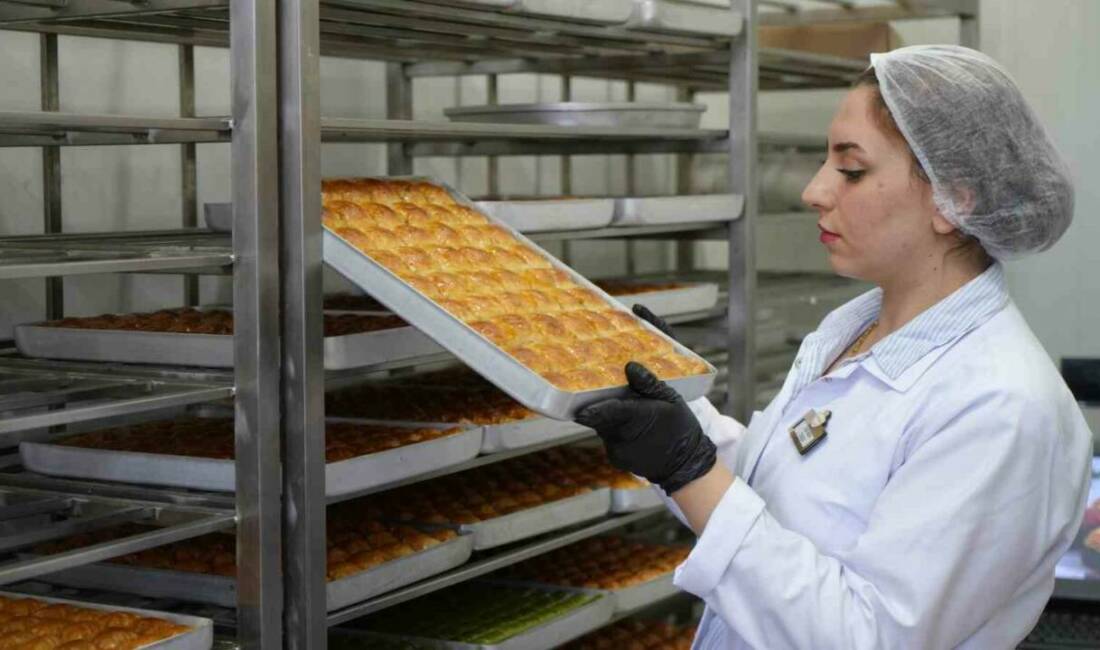 Gaziantep’in tescilli lezzeti Antep baklavasının üretimi Kurban Bayramı’na günler kala