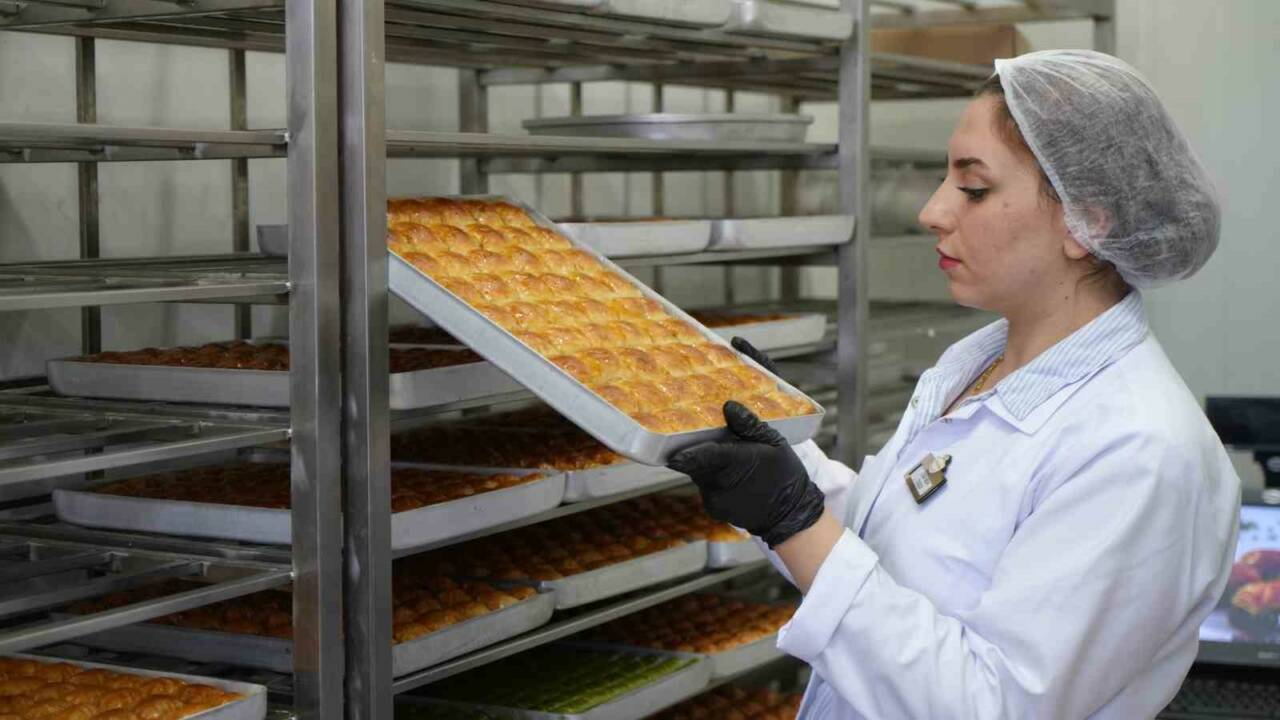 Gaziantep’in tescilli lezzeti Antep baklavasının üretimi Kurban Bayramı’na günler kala