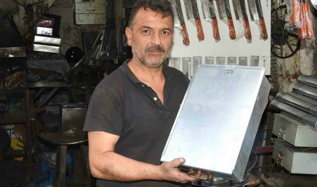 Gaziantep’te Kurban Bayramı öncesi bıçak bileme ustaları, artan müşteri talepleriyle