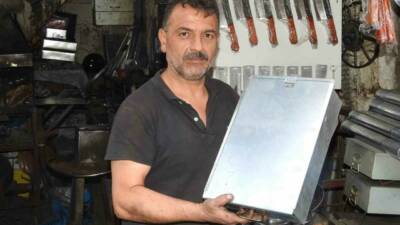 Gaziantep’te Kurban Bayramı öncesi bıçak bileme ustaları, artan müşteri talepleriyle