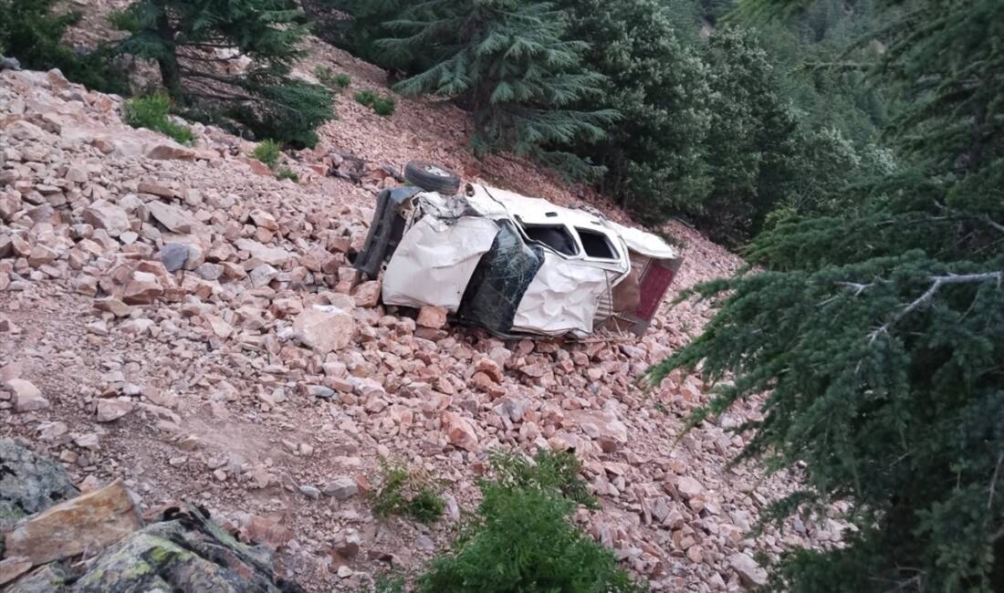 GAZİANTEP (AA) – Gaziantep’in İslahiye ilçesinde, uçuruma devrilen pikaptaki 3