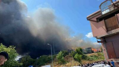 Gaziosmanpaşa’da bir atık toplama merkezinde çıkan yangın meydana geldi. Alevler