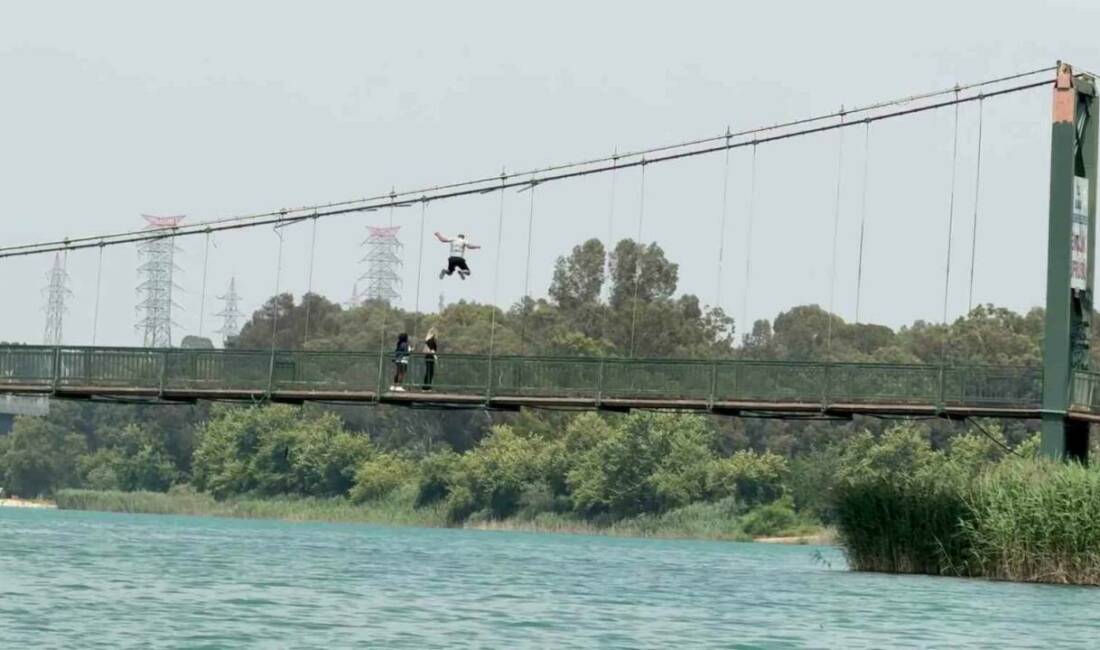 Adana’da etkili olan sıcaklar nedeniyle gençler, serinlemek için Seyhan Nehri