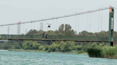 Adana’da etkili olan sıcaklar nedeniyle gençler, serinlemek için Seyhan Nehri