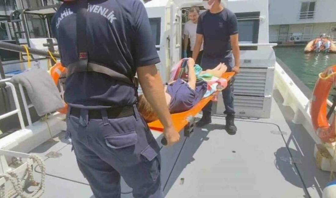 Muğla’nın Fethiye ilçesi açıklarında seyreden gezi teknesinde rahatsızlanan vatandaş, Sahil
