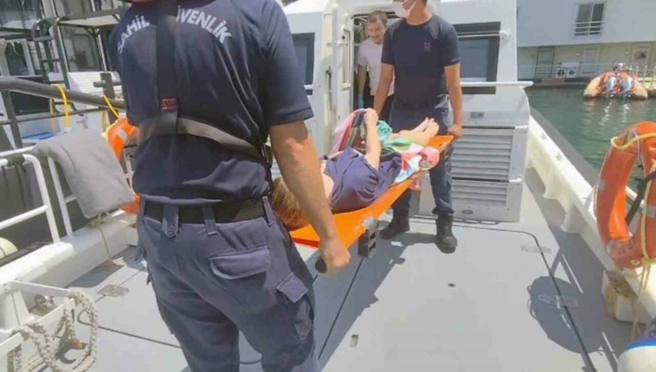 Muğla’nın Fethiye ilçesi açıklarında seyreden gezi teknesinde rahatsızlanan vatandaş, Sahil