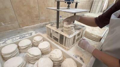 GİRESUN (AA) – Giresun’un Bulancak ilçesinde yufka imalathanesi işleten iki