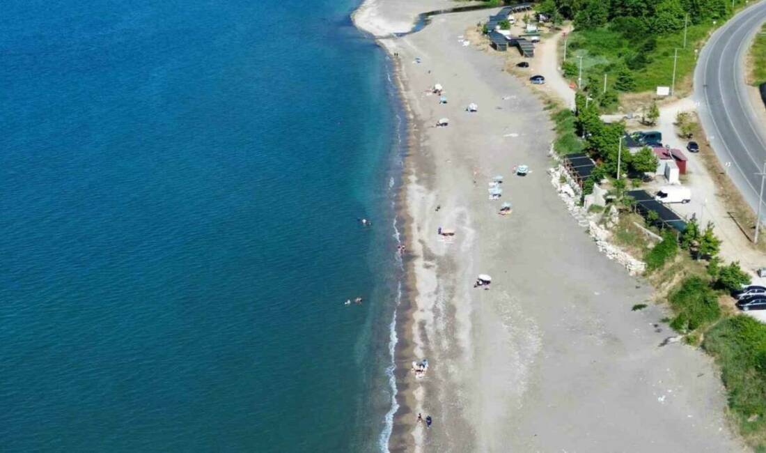 Hava şartları sebebi ile denize girişlerin yasaklandığı Akçakoca’da yasağın kalkmasına