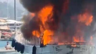 Muğla’nın Fethiye ilçesinde denizdeki tekne alevlere teslim oldu. Edinilen bilgiye