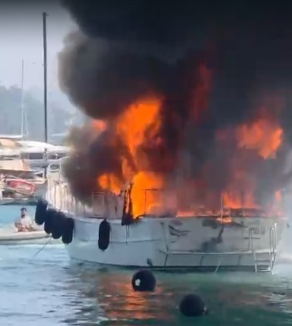 Muğla’nın Fethiye ilçesinde denizdeki tekne alevlere teslim oldu. Edinilen bilgiye