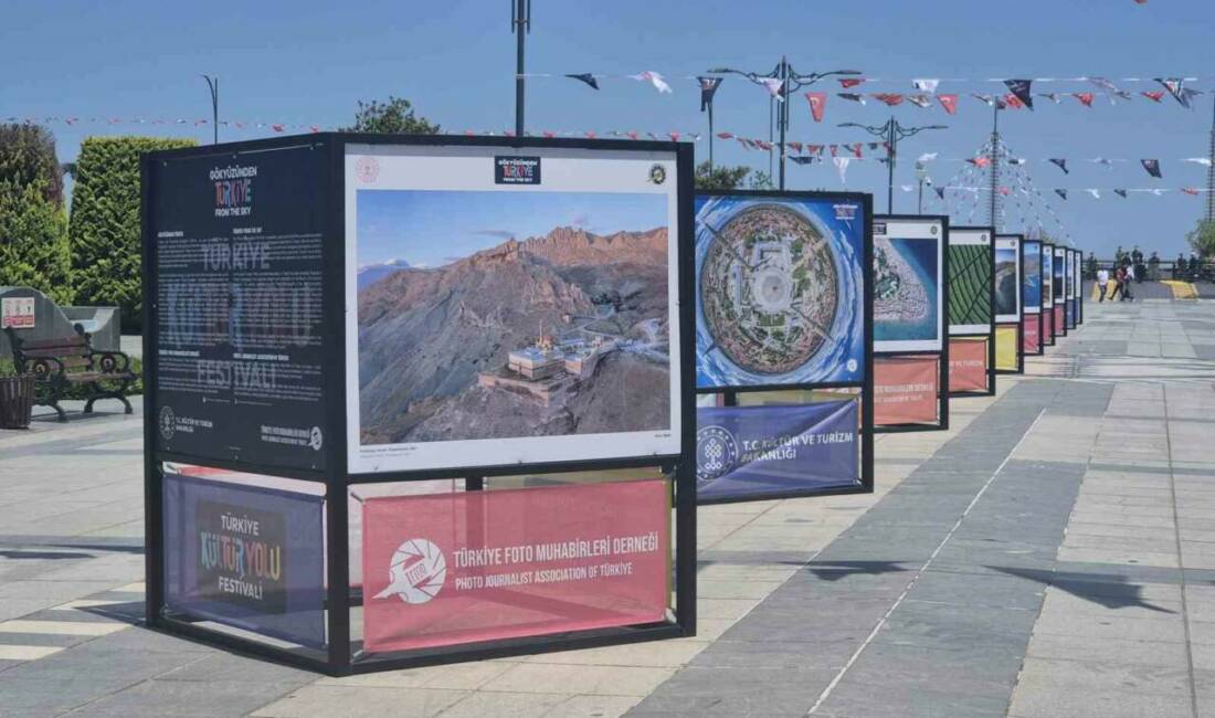 “Gökyüzünden Türkiye Güzellikleri” fotoğraf sergisi Samsun Tütün İskelesi önünde vatandaşlarla