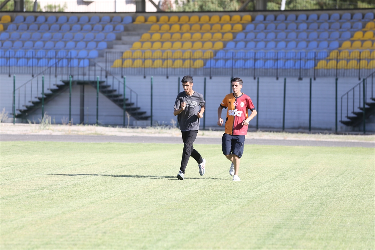 - Siirt'te 6 ay önce atletizme başlayan görme engelli Mehmet