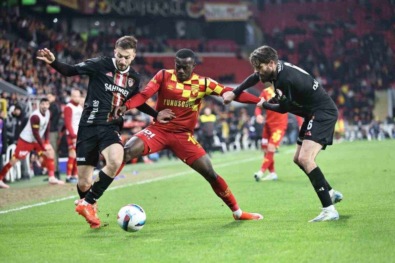 Göztepe, Belçika ekiplerinden Anderlecht’in, Anthony Dennis için yaptığı 3.3 milyon