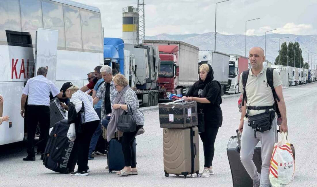 İran hava sahasının uçuşlara kapatılmasıyla birlikte, Türkiye-İran sınırındaki Gürbulak Sınır