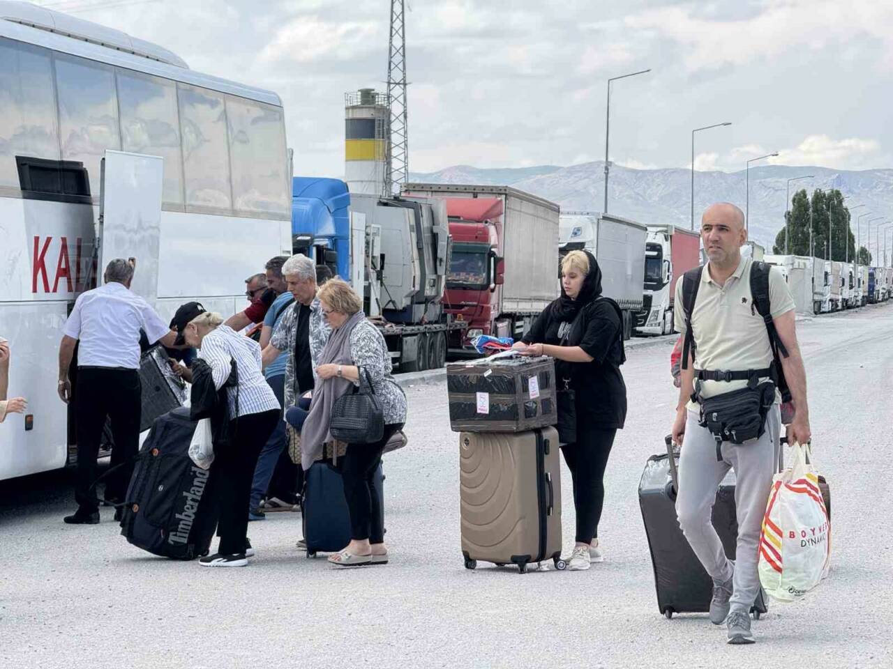 İran hava sahasının uçuşlara kapatılmasıyla birlikte, Türkiye-İran sınırındaki Gürbulak Sınır