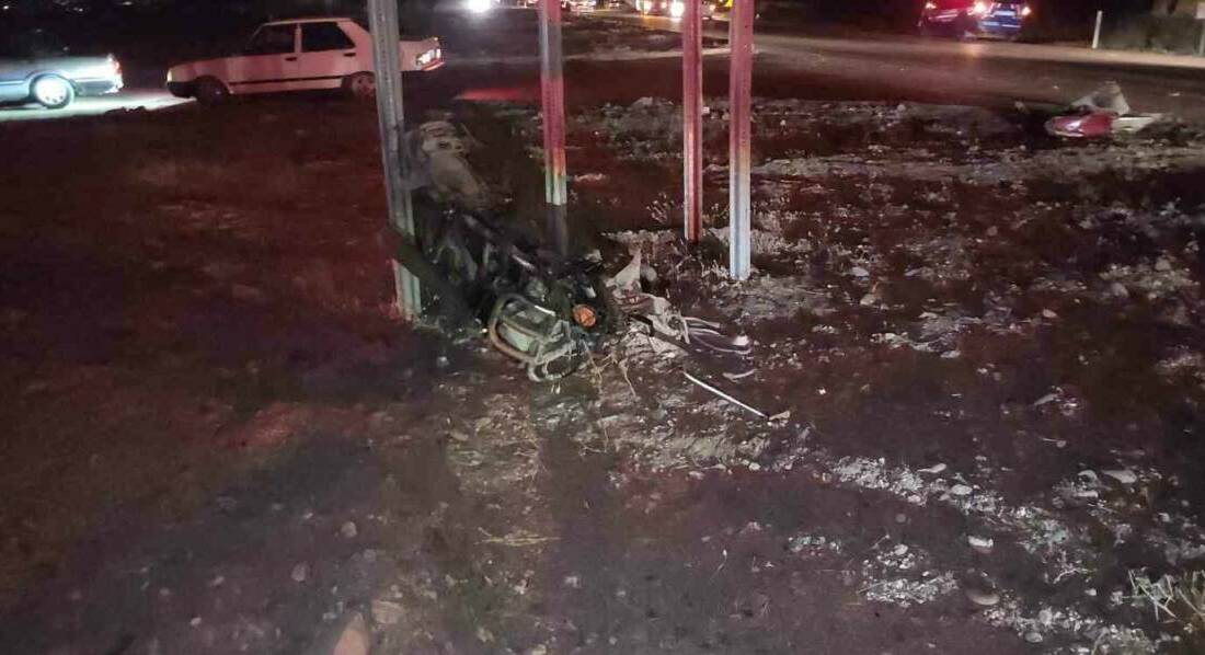 Hatay’da hafif ticari araçla çarpışarak hurdaya dönen motosikletin sürücüsü hayatını