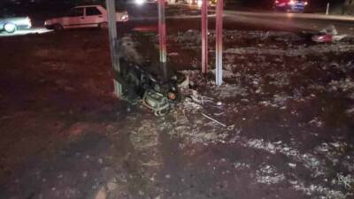 Hatay’da hafif ticari araçla çarpışarak hurdaya dönen motosikletin sürücüsü hayatını