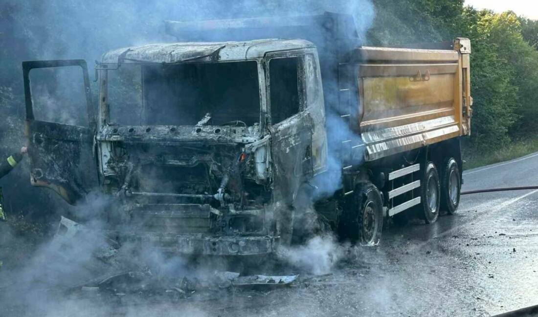 Kocaeli’nin Körfez ilçesinde alev alev yanan hafriyat kamyonu kullanılamaz hale