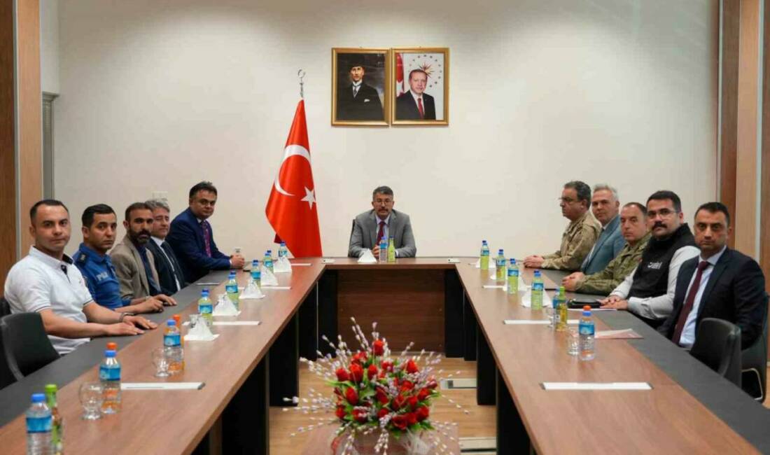 Hakkari Valisi Ali Çelik’in başkanlığında Esendere Gümrük Müdürlüğü’nde düzenlenen toplantıda,