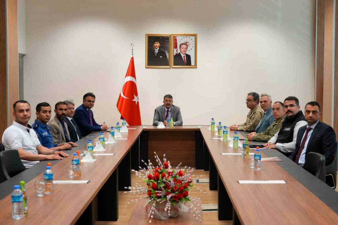 Hakkari Valisi Ali Çelik’in başkanlığında Esendere Gümrük Müdürlüğü’nde düzenlenen toplantıda,