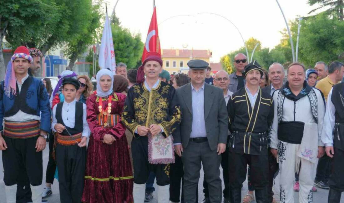 Karaman’da düzenlenen Halk Oyunları Yıldızlar Türkiye Şampiyonası kortej yürüyüşü ile