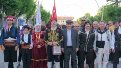 Karaman’da düzenlenen Halk Oyunları Yıldızlar Türkiye Şampiyonası kortej yürüyüşü ile