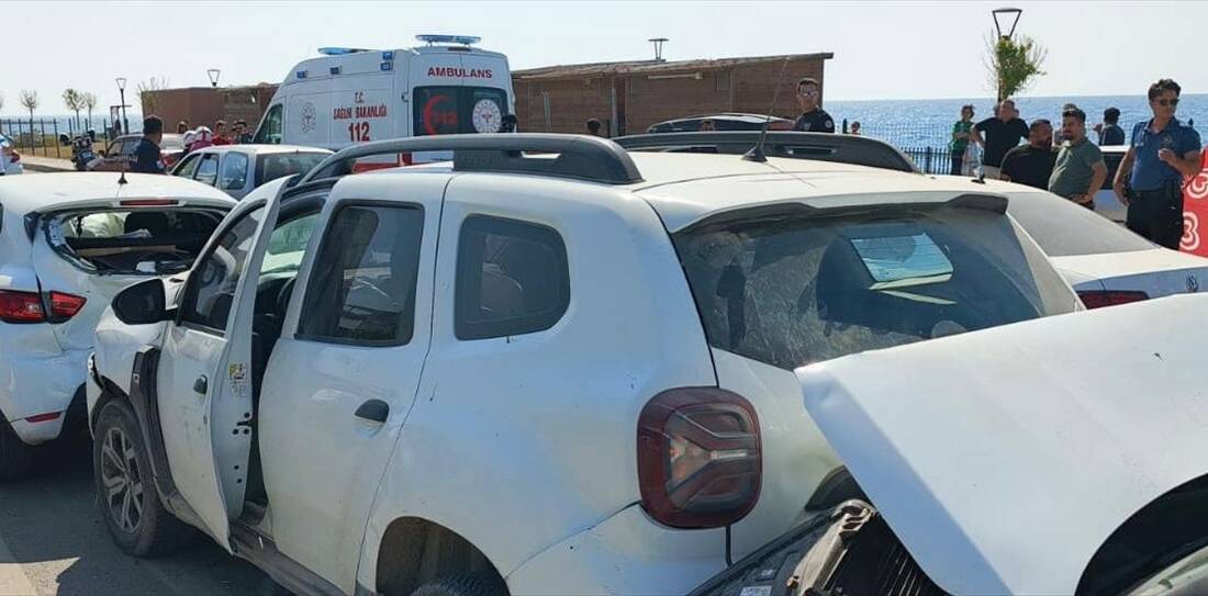 HATAY (AA) – Hatay’ın Arsuz ilçesinde 5 aracın karıştığı zincirleme