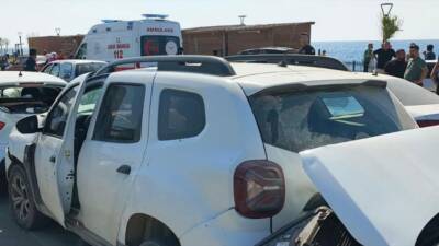 HATAY (AA) – Hatay’ın Arsuz ilçesinde 5 aracın karıştığı zincirleme