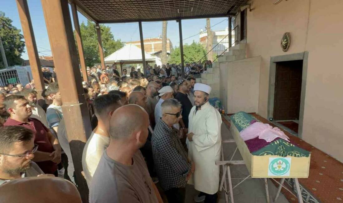 İzmir’in Urla ilçesinde tatil için tutulan evin havuzuna düşerek hayatını