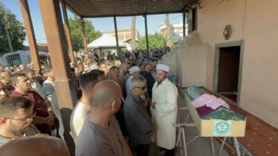 İzmir’in Urla ilçesinde tatil için tutulan evin havuzuna düşerek hayatını