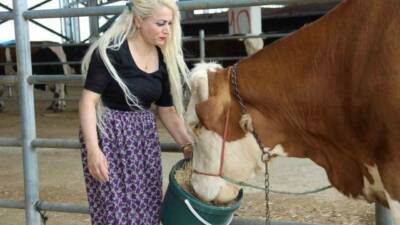 Çorum’da Kurban Bayramı öncesi hayvan pazarında kurbanlıklarını satışa sunan kadın