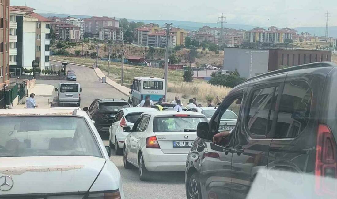 Karabük’te şehir merkezinden geçen düğün konvoyu klakson sesleriyle hem trafiği