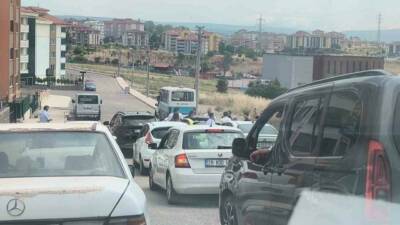 Karabük’te şehir merkezinden geçen düğün konvoyu klakson sesleriyle hem trafiği