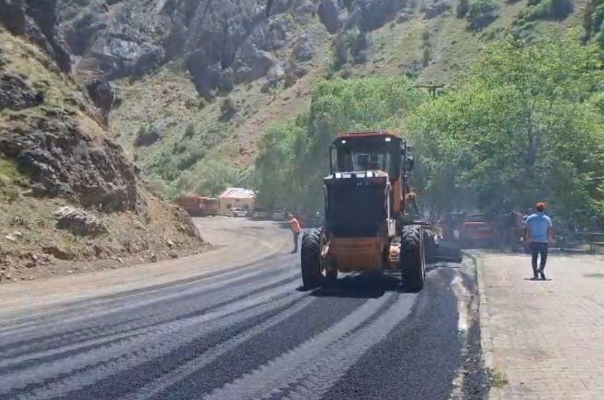 Her yıl on binlerce aracın kullandığı Tunceli-Pülümür-Erzincan karayolunda yama ve