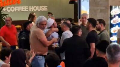 Bolu’da bulunan Highway Outlet AVM’de bir kişi, restoranda “adamına göre